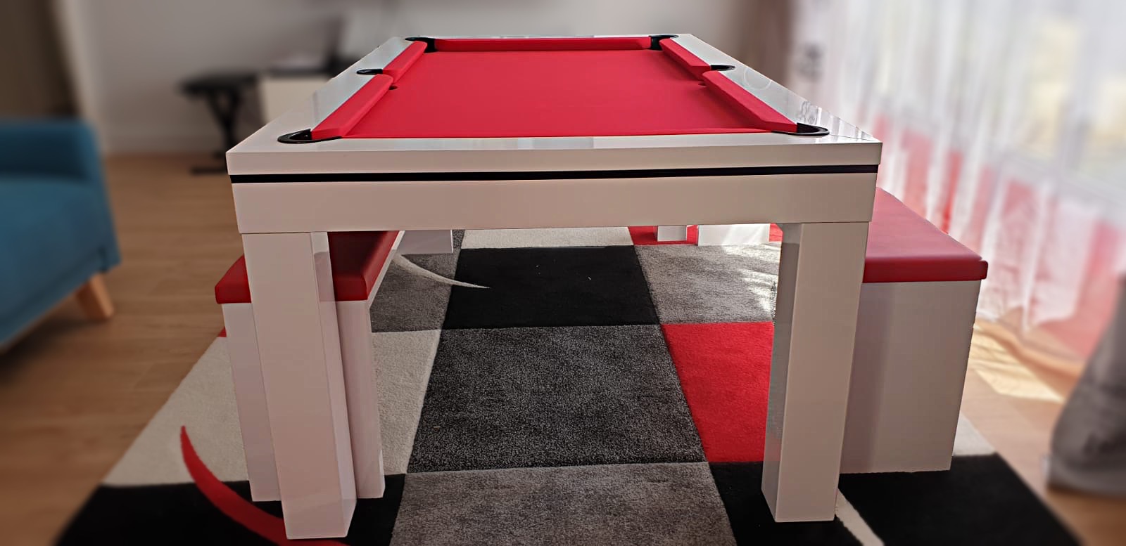 Blanc brillant au liseré noir contre rouge pétant qui attise l'envie de jouer, pour cet ensmble billard transformable en table NOVEA avec 2 bancs assise simili cuir rouge. Un ensemble de table convertible en billard pas cher pour optimiser l'occupation de l'espace.